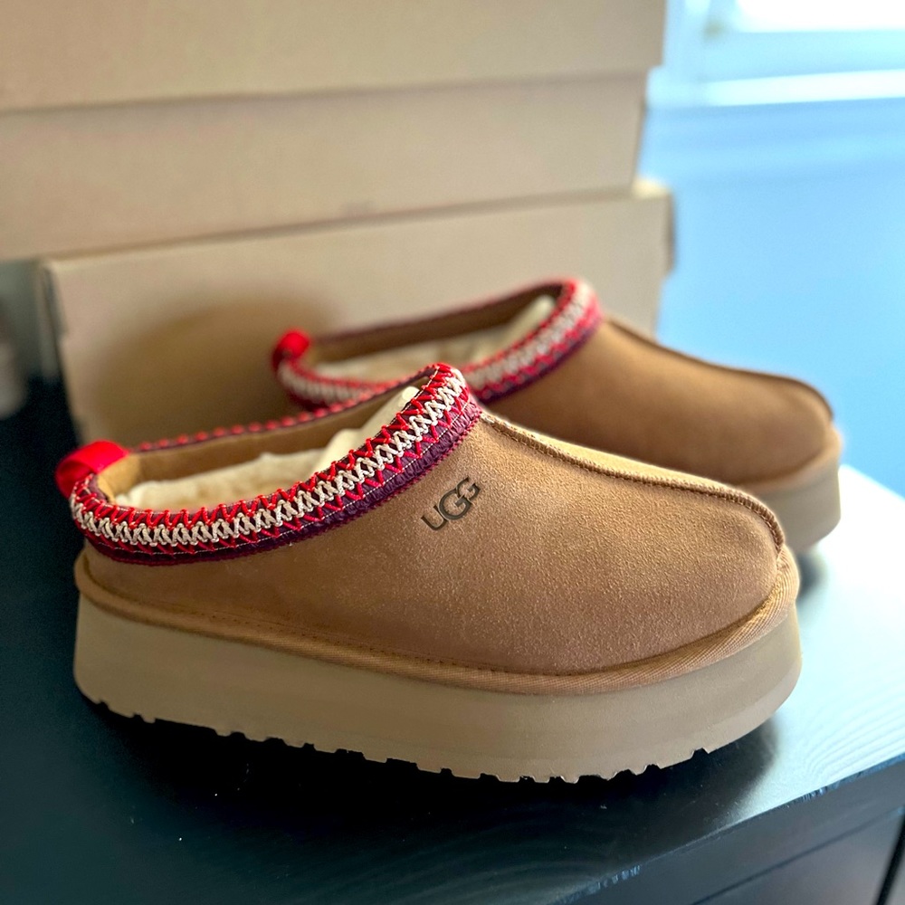 BRAND NEW !! UGG Women’s Tazz Platform Slipper - Chesnut - 100% authentic
